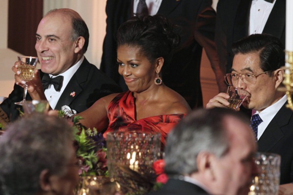 美国第一夫人米歇尔·奥巴马在欢迎胡锦涛主席举办的白宫国宴上敬酒