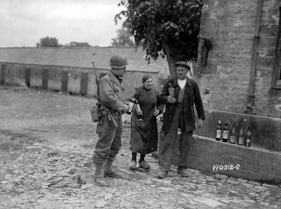 诺曼底登陆后，一对法国的年迈夫妻给盟军战士送来葡萄酒以示感谢……看样子，应该是老爷子的系列收藏，而且他貌似打算先给美国大兵上堂品鉴课……