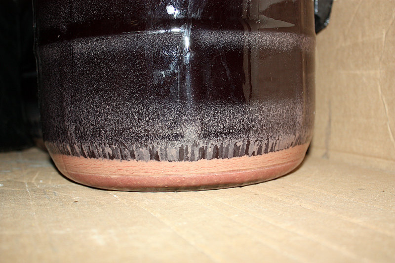 发酵中产生的酒泥，如果不搅拌的话通常会沉淀在桶底。