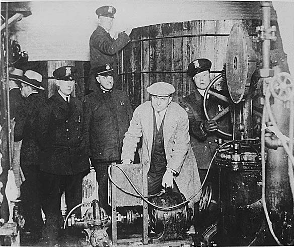 联邦探员查封私酿酒坊，照片中从装瓶机到发酵罐，一应俱全。