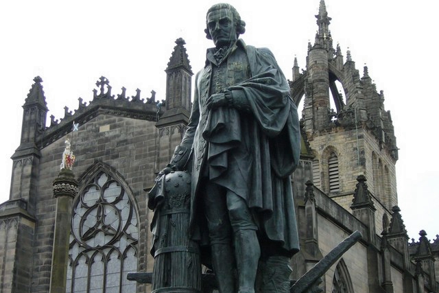 亚当斯密位于爱丁堡的塑像，背后即为圣·吉尔斯大教堂，图片来源：Wikimedia