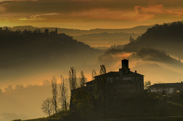 巴罗洛山间的晨雾，图片来源：ANTONIO RINO GASTALDI 