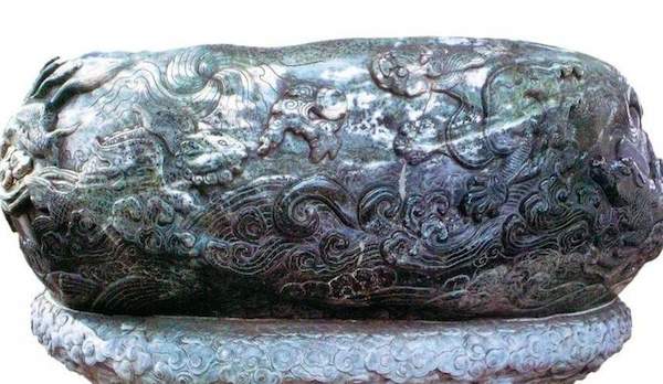 元代酒具－渎山大玉海：整体为黑质白章玉料，重3.5吨，也是中国现存最早的特大型玉雕