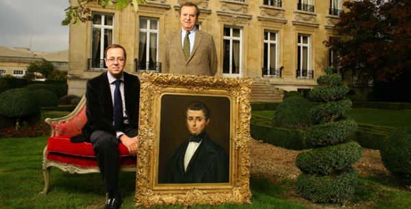 弗雷德里克·鲁佐（Frédéric Rouzaud）和父亲让-克劳德·鲁佐（Jean-Claude Rouzaud）,画像里是他们的祖辈路易·罗德埃尔一世（Louis Roederer 1er），来源：Olivier Roux