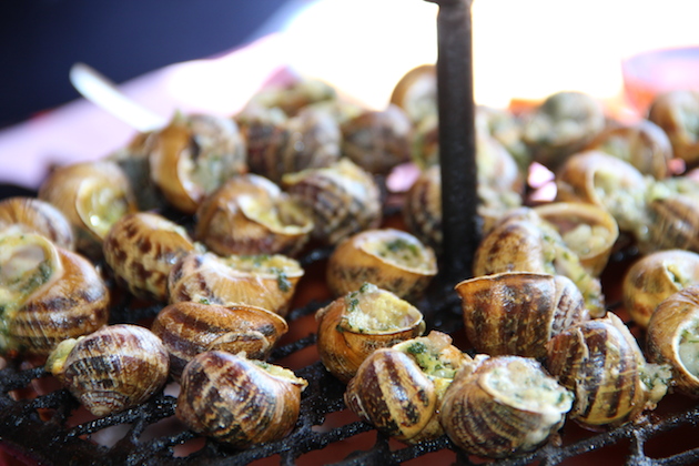 当地传统美食，烤蜗牛，图片来源：谢晓燕