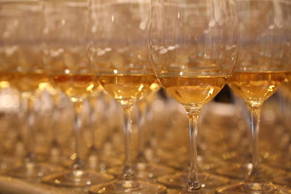 今年3月，在中国葡萄酒发展峰会上准备的120杯滴金酒庄葡萄酒
