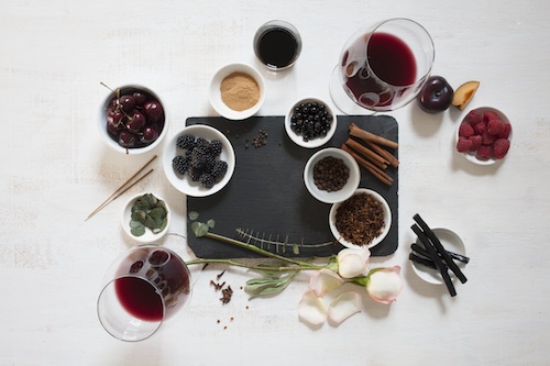 巴罗洛的经典香气：红色水果、玫瑰花、香辛料，图片来源：winemag.com