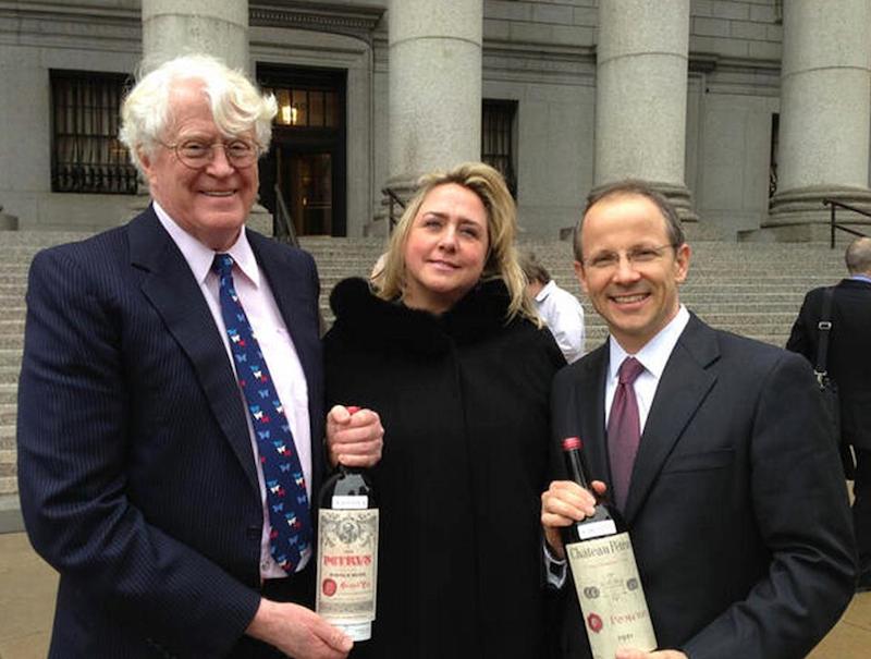 Bill Koch（左），莫琳·唐妮（中）以及Koch的首席律师举着买来的假酒合影。这场诉讼中唐妮帮Bill Koch挽回了1200万美元的费用，但这都没挽回这位富翁的全部损失。图片来源Drinking Wine @facebook