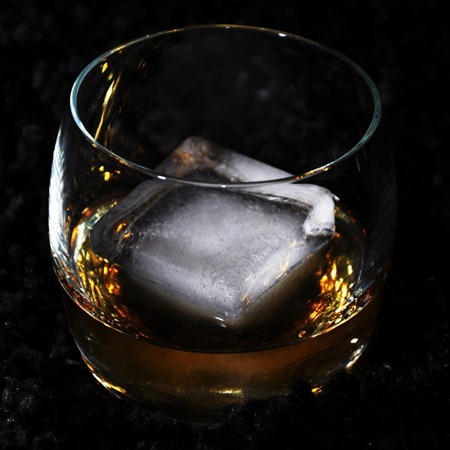 威士忌的冰块饮法（on the rocks），图片来源：fd