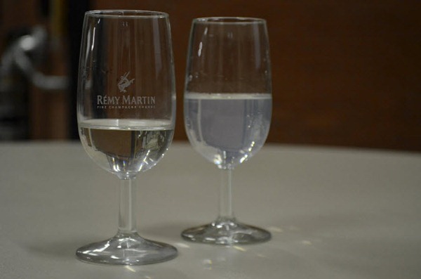左边一杯为没有兑水的生命之水（Eaux de vie），右边是兑过水的，图片来源：陈微然