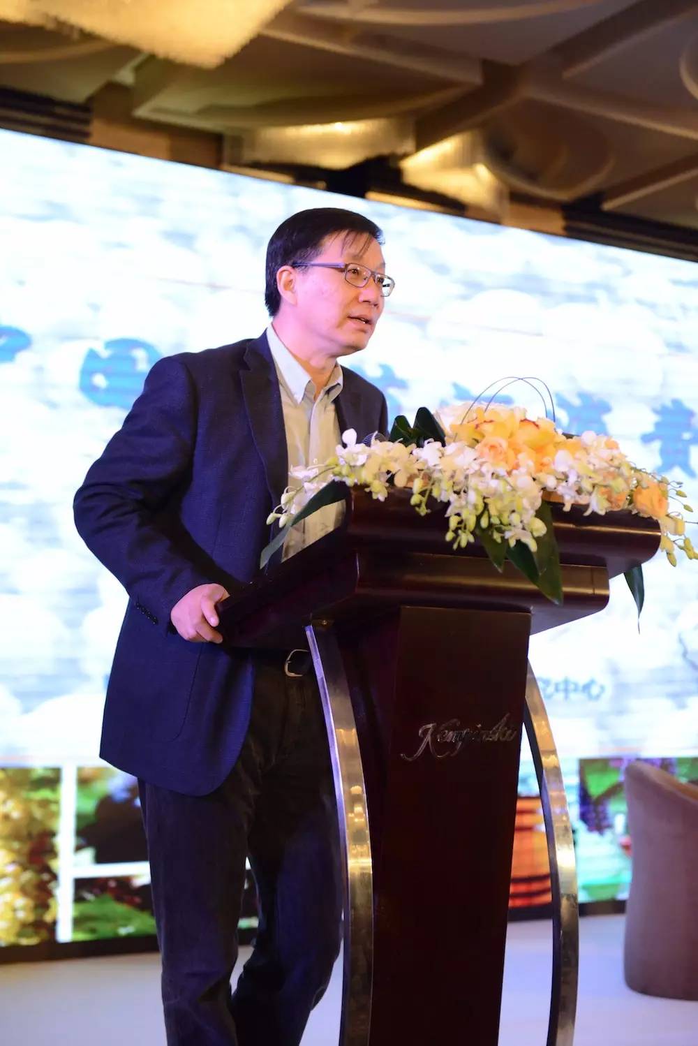  国家葡萄产业技术体系首席科学家、中国农业大学教授段长青在峰会论坛上发言