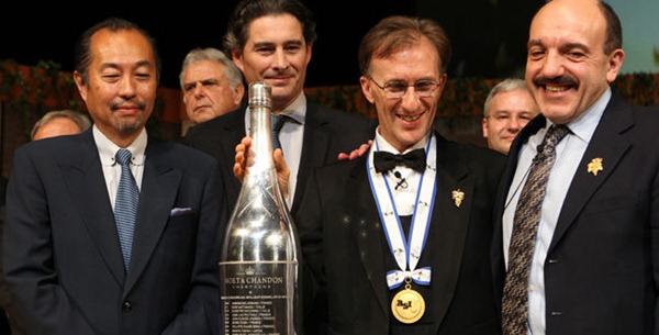 大赛颁奖实况，左起：1995年世界最佳侍酒师田崎真也，比赛赞助商酩悦香槟的主酿酒师（Benoît Gouez），2013年世界最佳侍酒师帕罗·巴索（Paolo Basso）和2010年世界最佳侍酒师吉哈·巴塞（Gérard Basset）,来源：DR