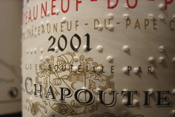 莎普蒂尔酒庄（Chapoutier）酒标上的盲文已成特色，但是不会标注葡萄品种