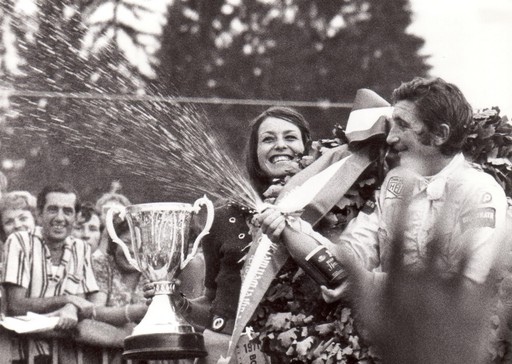 1971年，斯法赫在赛事夺冠，他先向奖杯方向喷射香槟，随后他又把奖杯里接到的香槟一饮而尽。你们城里人真会玩……