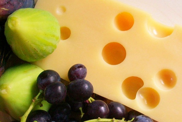 压缩成熟奶酪最具特色的“奶酪眼” 图片来源：chez loulou