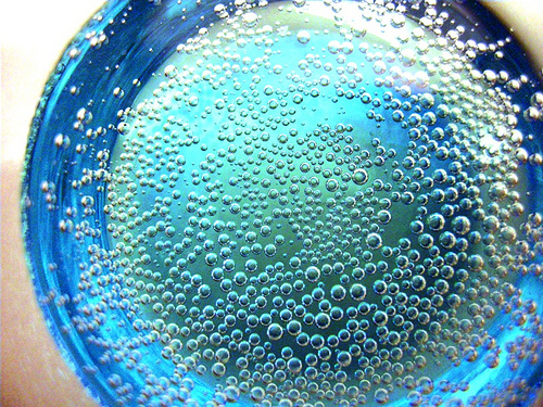 室温会让气泡酒里的泡沫快速散去，但不是任何时候都要避免这么做，图片来源：sarah_lincoln
