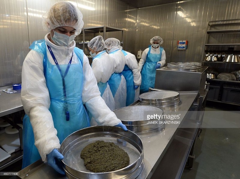 鱼子酱的筛选过程，图片来源：Getty Images
