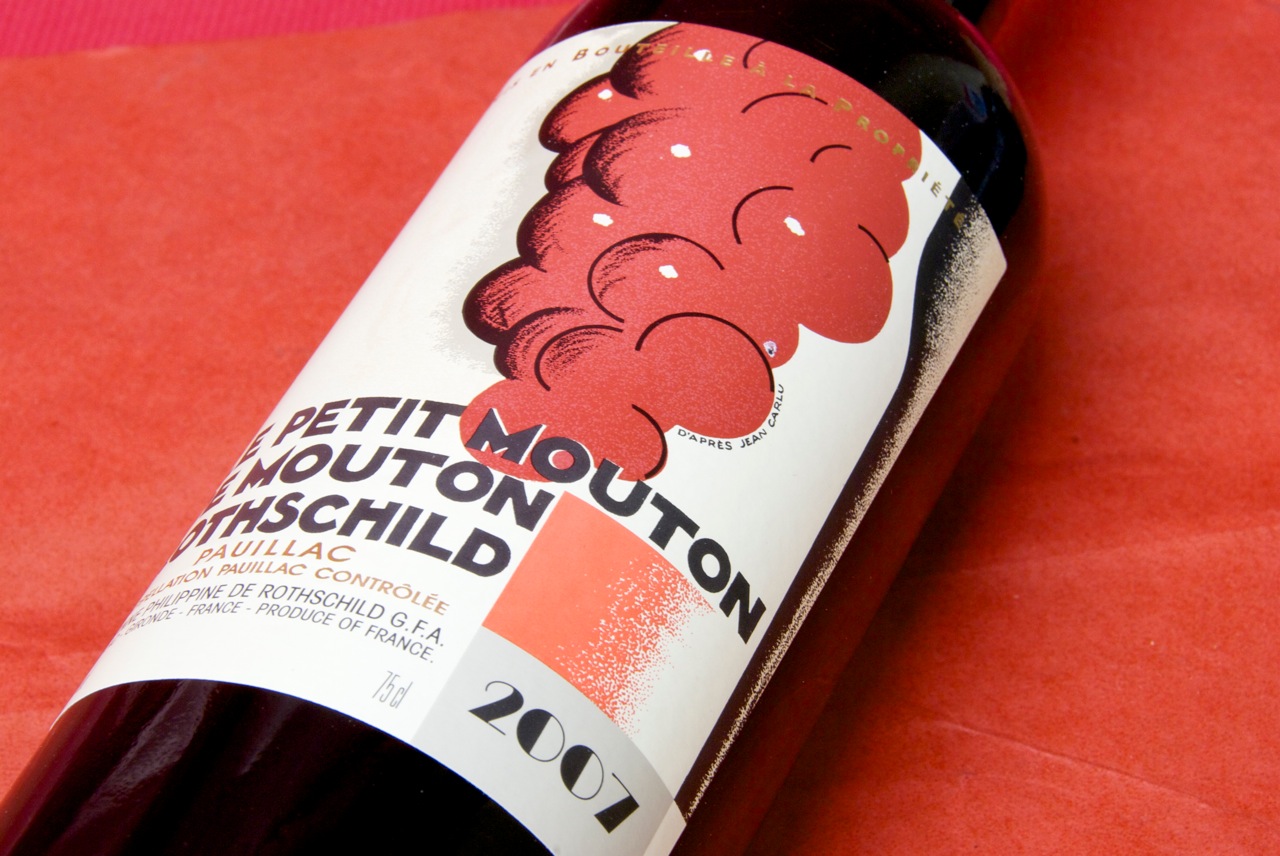 木桐如今的副牌酒小木桐Le Petit Mouton，据说酒标灵感也来自Jean Carlu的画作