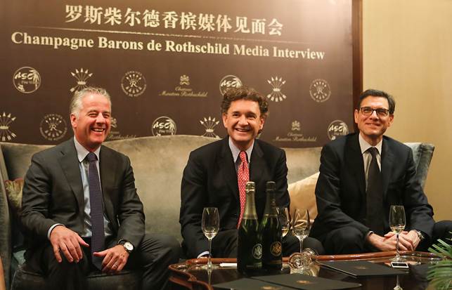 菲利普-塞雷斯·罗斯柴尔德男爵（Philippe Sereys de Rothschild，中）在家族香槟推广会上介绍的采访
