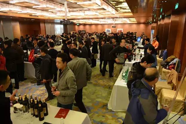 近500位上海葡萄酒业内人士和爱好者前来品鉴