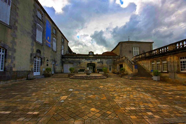 这是干邑最古老的蒸馏厂，Château Otard   图片来源：Styggiti