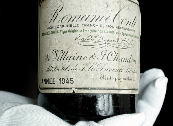 一瓶极为珍惜的1945年份罗曼尼康帝，这个年份仅仅出产的608瓶，而且是酒庄最后一个还用没有经过嫁接的古老葡萄藤酿酒的年份