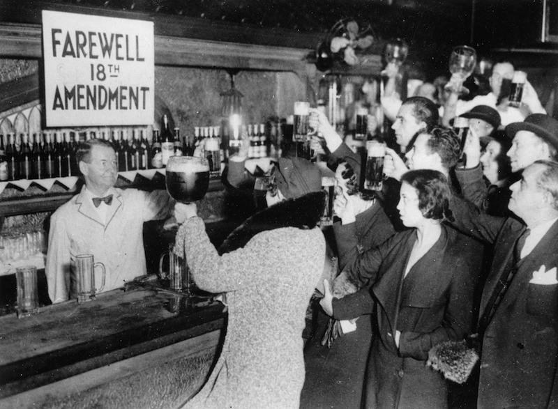 1933年，宪法第18项修正案遭到废除，美国各地人民举杯欢庆