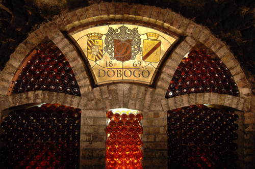 酒庄的酒窖，图片来源：Dobogo