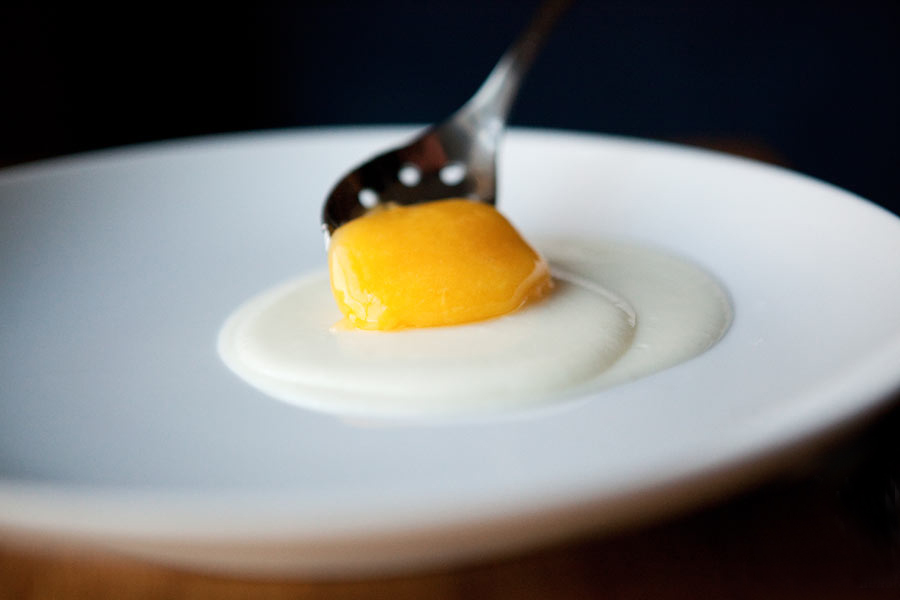 采用特殊工艺处理过的芒果和酸奶仿造的荷包蛋。图片来源：hungrynative.com