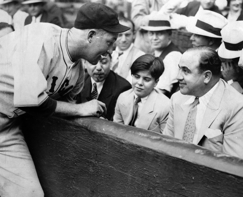Al Capone带儿子去看芝加哥小熊队的传奇棒球手Gabby Hartnett比赛并找他签名
