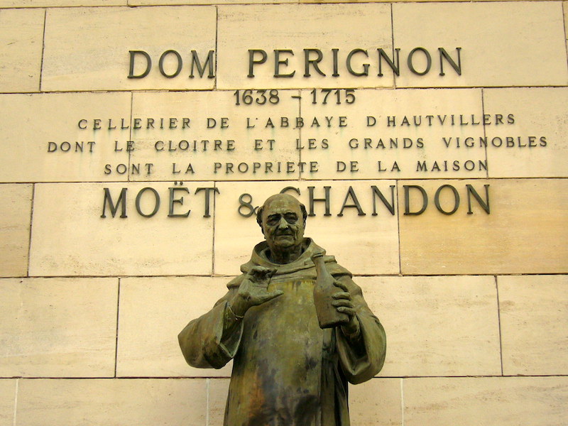 酩悦香槟（Moët &amp; Chandon）外的唐佩里侬雕像