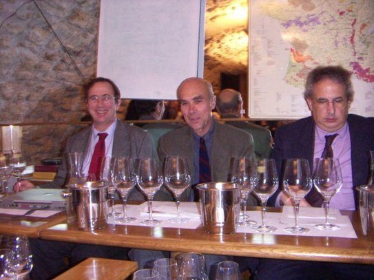 酒评家布尔奇（左）和贝塔纳（右）和罗曼尼康帝庄主德维兰先生一起在格莱诺葡萄酒学院古老的地下酒窖里主持罗曼尼康帝的品鉴