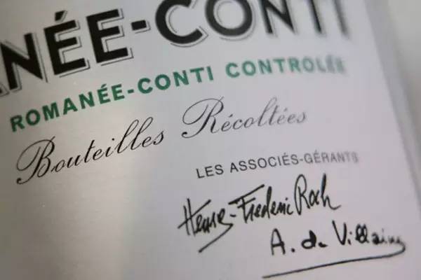 酒标上有两位共同管理者的签名，来源：DRC