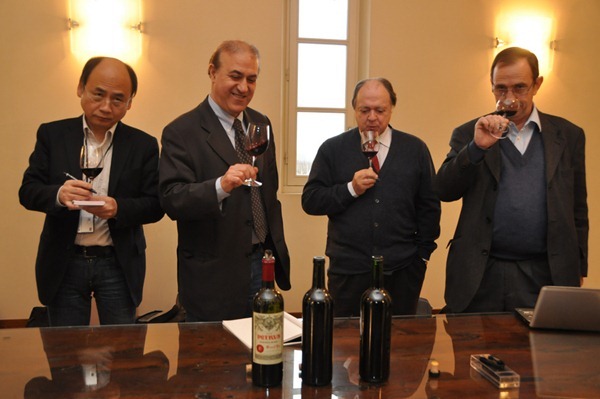 记者团在品鉴帕图斯Pétrus 2008，2009和2010三个年份的葡萄酒