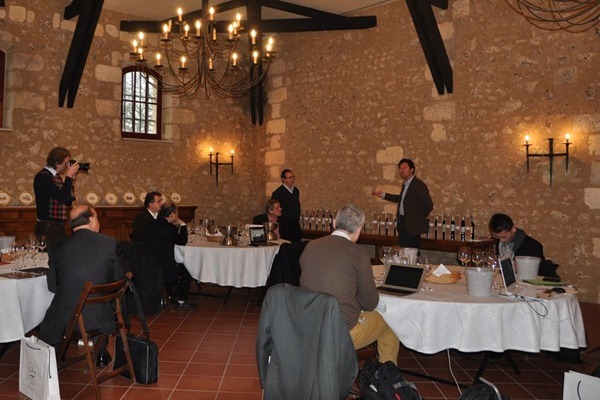知味葡萄酒杂志参加的国际记者团在卡尔邦女酒庄（Château Carbonnieux）品鉴格拉夫产区列级庄的葡萄酒，来源：知味葡萄酒杂志