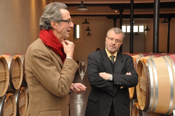 克里斯蒂安·莫艾克斯（Christian Moueix，左）和奥萨娜酒庄（Château Hosanna）的酿酒主任（右）在酒窖里做介绍