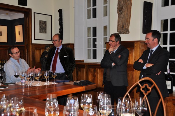 左起：酒评家布尔奇，侯伯王庄主侯贝王子（Prince Robert de Luxembourg），侯伯王的酿酒技术总监让-菲利普·马克雷（Jean-Philippe Masclef），克兰斯帝龙酒业旗下酒庄的总经理让-菲利普·戴马斯（Jean-Philippe Delmas）