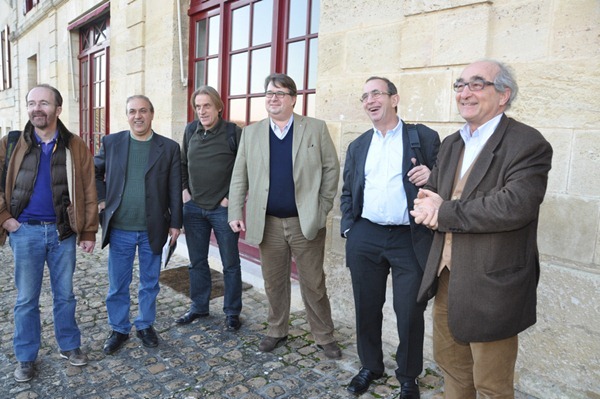 拉菲古堡的总经理查尔斯·舍瓦利尔（Charles Chevalier，右一）在门口欢迎酒评家布尔奇（右二）带队的记者团的到来