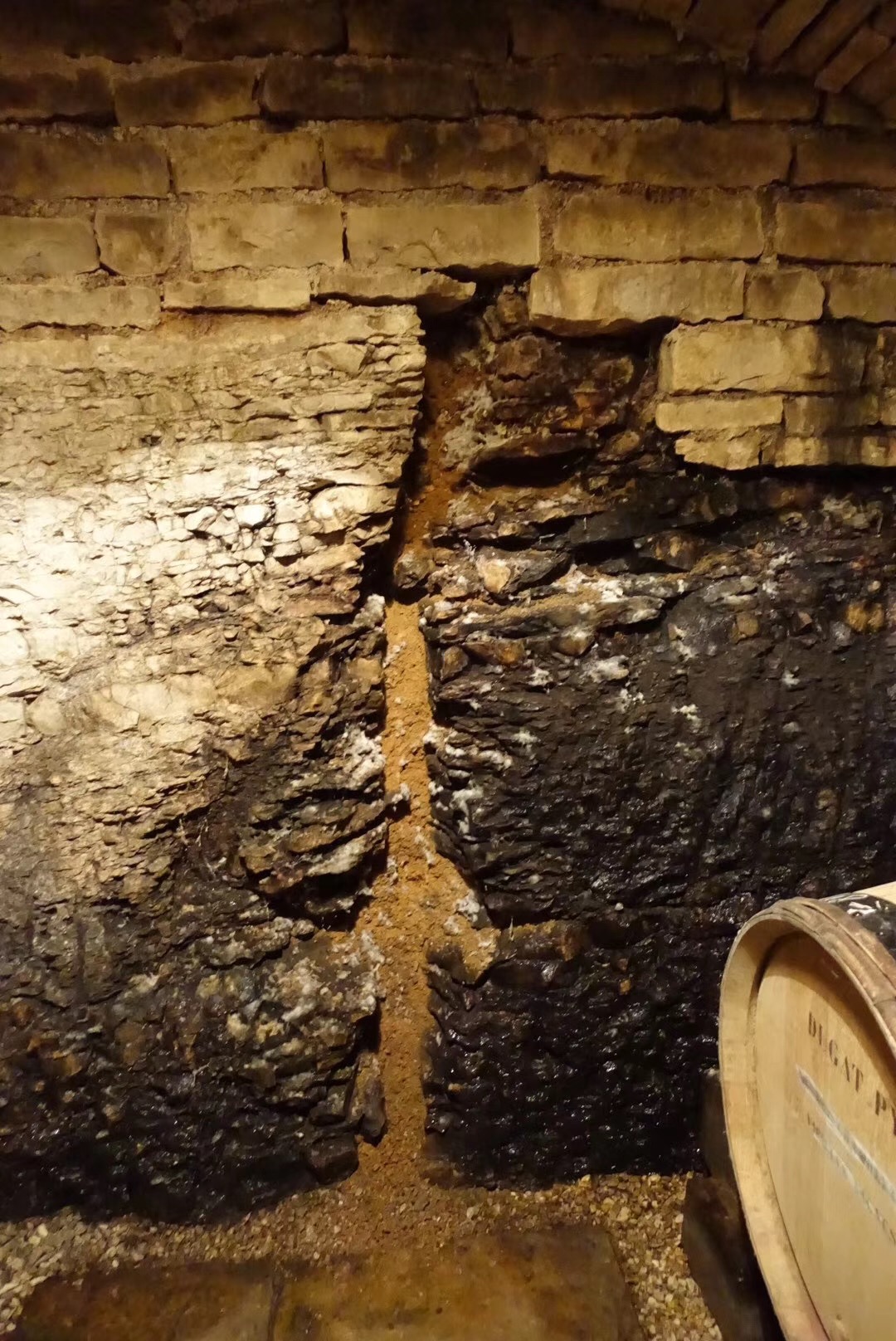Dugat-Py古老酒窖里可见的地质断层，摄影：知味葡萄酒杂志主编朱思维