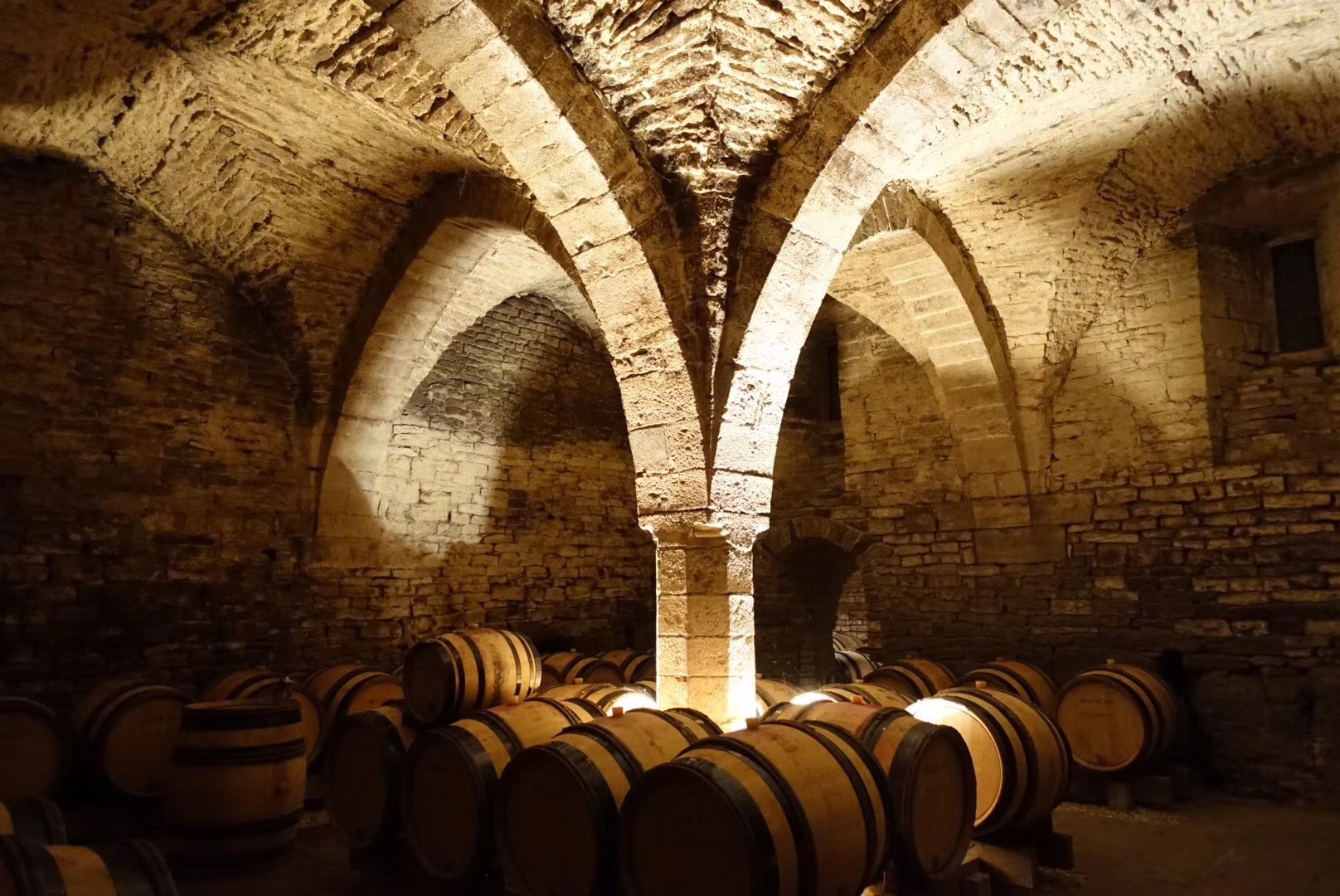 Dugat-Py酒庄11-12世纪由天主教修士修建的古老修道院酒窖，摄影：知味葡萄酒杂志主编朱思维