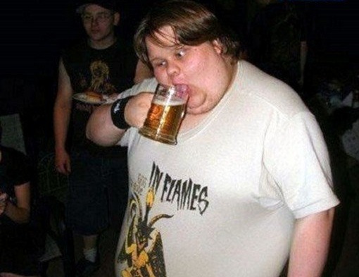 这一位胖子朋友显然醉得不轻。图片来源：www.memevalley.com
