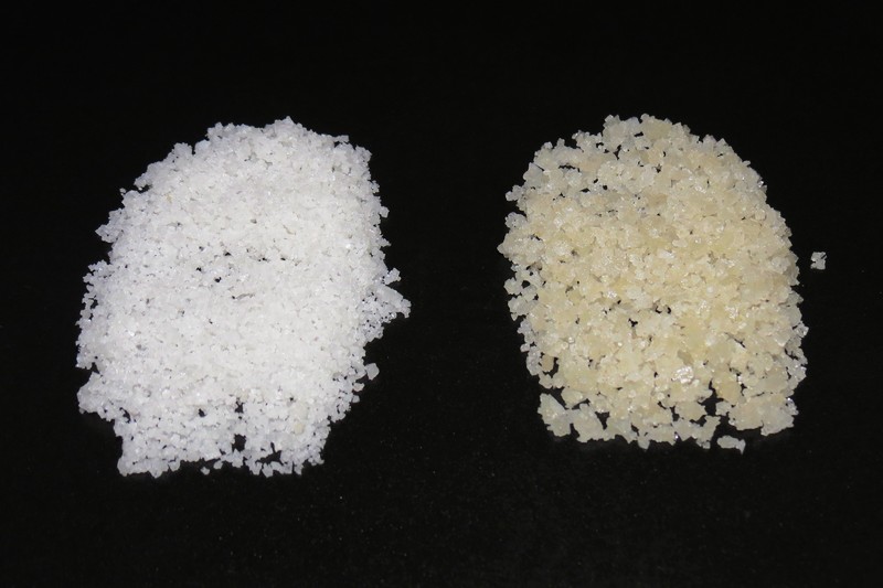 表层的盐之花（左）与沉淀的粗盐（右）的对比，来源：wiki