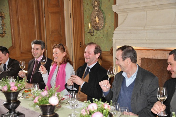 滴金的总经理皮埃尔·柳顿（Pierre Lurton，右三）设宴招待酒评家布尔奇领队（右二）的记者团
