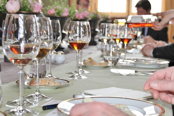 知味记者今年初在滴金酒庄品鉴的1947和1988年份的Château d'Yquem，颜色非常诱人