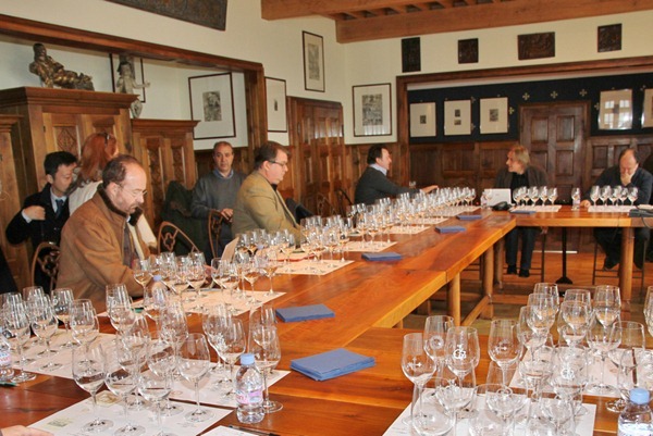 记者团在美讯的品酒师里等待品鉴侯伯王和美讯2008-2009年份的16款葡萄酒
