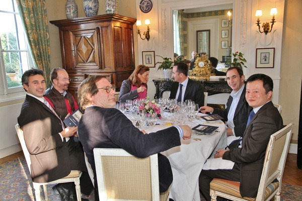 侯伯王总经理让菲利普·戴马斯（Jean-Philippe Delmas）在美讯设宴招待记者团