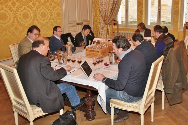 记者团在欧颂酒庄（Château Ausone）的品酒室品鉴2008和2009两个年份的酒