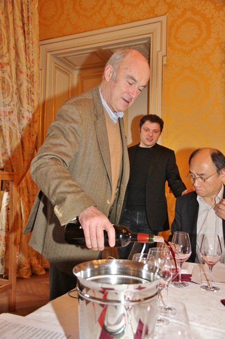 欧颂酒庄（Château Ausone）的老庄主阿兰· 维奥提尔(Alain Vauthier)接待记者团品酒
