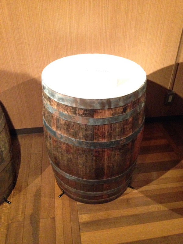 三得利改装后的北美白橡木制作的酒桶，为了达到最佳尺寸，有二手桶在使用前有专门的制桶匠重新拼接塑形过。