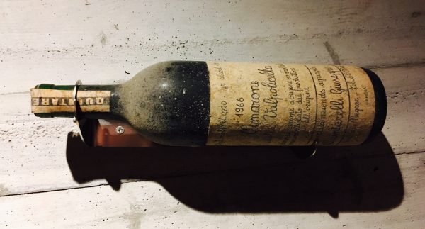 Amarone della Valpolicella 1966，仔细的朋友的可以看出当时的瓶型还是波尔多型并非现在的类勃艮第型，而酒标的设计还有字体和今天的并没有巨大的变化。